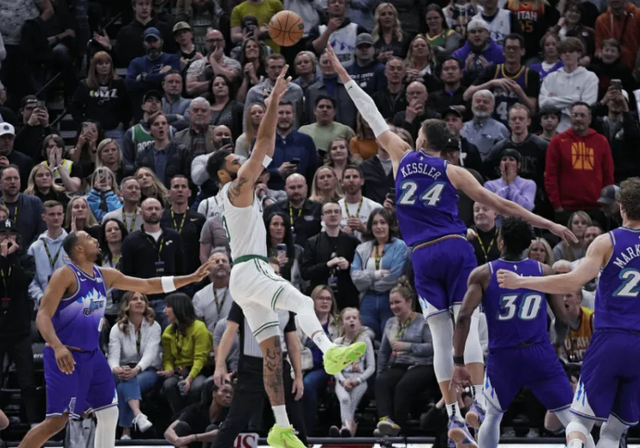  科维托娃在勇士比赛中回归赛场费德勒爆冷击败快船，网友：塔图姆在MAD比赛中逆转